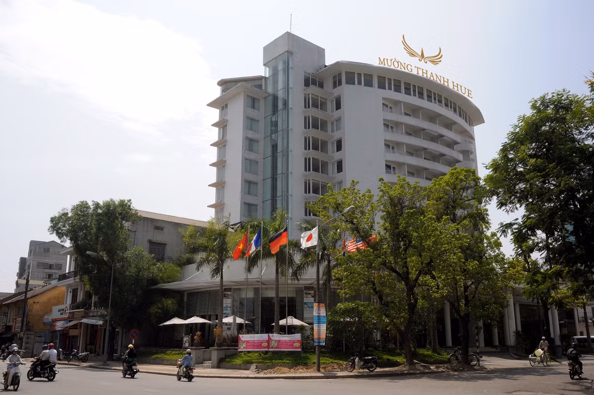 Tập đoàn khách sạn Mường Thanh do đại gia Lê Thanh Thản làm chủ được công nhận là "Chuỗi Khách Sạn Tư Nhân Lớn Nhất Việt Nam" với một hệ thống gồm 30 khách sạn và dự án khách sạn đạt tiêu chuẩn 3,4 và 5 sao trải dài trên cả nước.