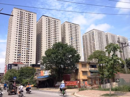 Nếu không vay ngân hàng, chủ đầu tư cần tự có khoảng 50% vốn (chi phí để hoàn thiện cơ sở hạ tầng và xây xong móng để đủ điều kiện bán hàng). Như vậy, riêng Dự án Đại Thanh, trong tay ông Thản phải có khoảng 1.200 tỷ đồng. Tại Hà Nội, đại gia “điếu cày” còn có một loạt dự án tầm cỡ khác như Khu đô thị Xa La (Hà Đông, Hà Nội), Chung cư VP3 Linh Đàm,…Ảnh:Chung cư Đại Thanh tại xã Tả Thanh Oai, huyện Thanh Trì, HN.