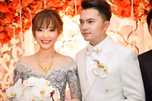 Nhiều người bất ngờ khi hay tin nam ca sĩ sinh năm 1985 lấy vợ bởi trước đó anh chưa từng công khai bạn gái cũng như hiếm khi nói về dự định kết hôn. Cô dâu Phương Thảo sinh năm 1993 đang theo học chuyên ngành ngân hàng tại TP HCM.