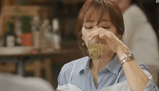 Đồng thời, phụ kiện đồng hồ và vòng tay mà Park Shin Hye đeo cũng khiến người hâm mộ trầm trồ. Đây là món đồ đến từ thương hiệu nổi tiếng Cartier. Chiếc đồng hồ Tank Frabcaice W51008Q3 bằng thép không gỉ cùng các tinh thể sappire có giá 4.250 USD (khoảng 95 triệu đồng) và vòng tay Cartier vàng trắng 18k có giá hơn 100 triệu đồng.