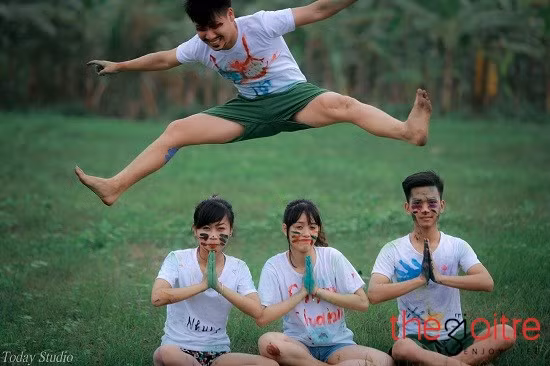 Một nam sinh khác liều mình băng qua 3 bạn cùng lớp.