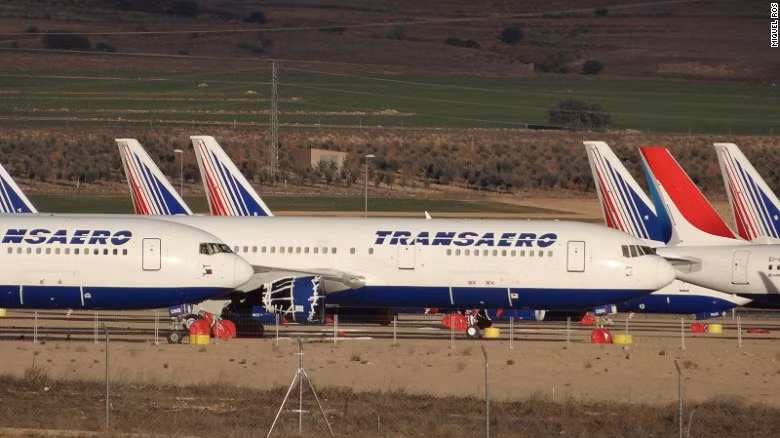 Theo CNN, sân bay Teruel của Tây Ban Nha là sân bay công nghiệp lớn nhất châu Âu. Hiện, sân bay ma này trông giống như một nghĩa địa máy bay. Tuy nhiên, đa phần máy bay ở đây đang chờ cơ hội cất cánh lần nữa.