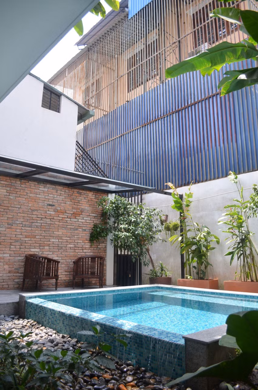 Để tạo không gian thoáng mát, các kiến trúc sư đã thiết kế ngôi nhà thành không gian sống gần gũi với thiên nhiên.