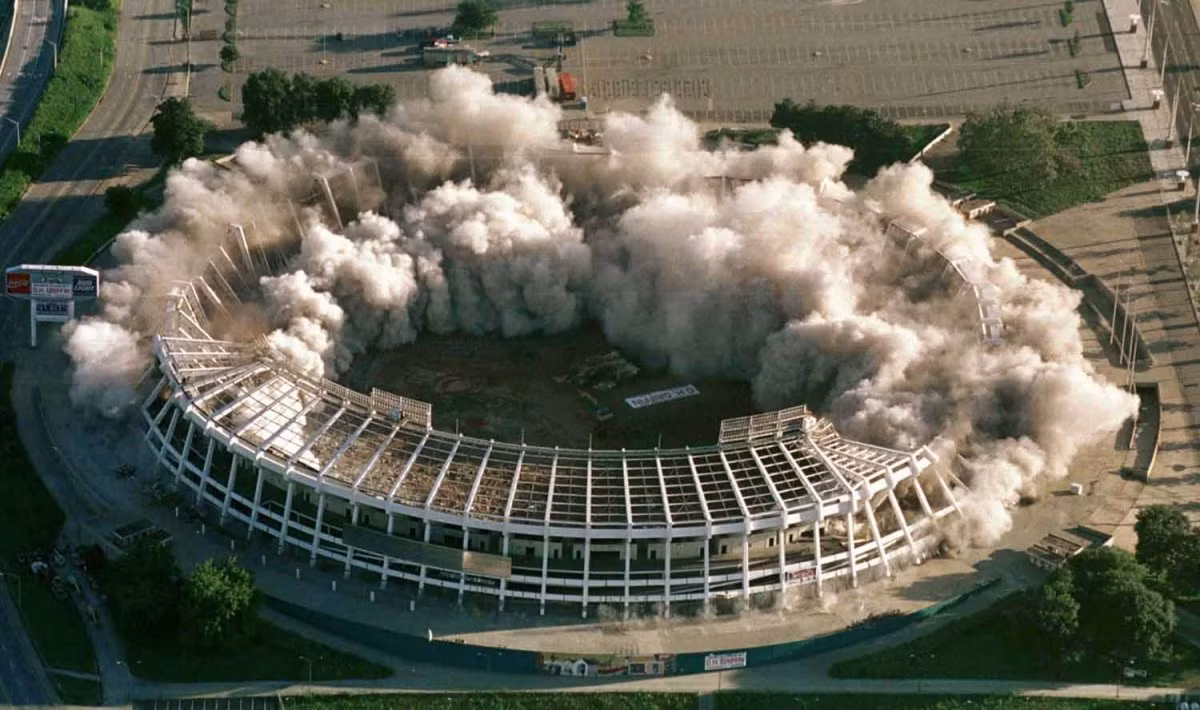 Thành phố Atlanta (Mỹ) từng đăng cai thế vận hội năm 1996. Trong đó sân vận động Fulton County Stadium là nhà thi đấu bóng rổ nhưng đã bị dỡ bỏ vào năm 1997 để làm chỗ để xe.