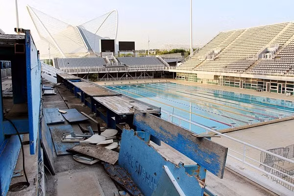 Một bể bơi luyện tập cho các vận động viên tại làng Olympic Athen (Hy Lạp) năm 2004 nay trở thành địa điểm hoang tàn.