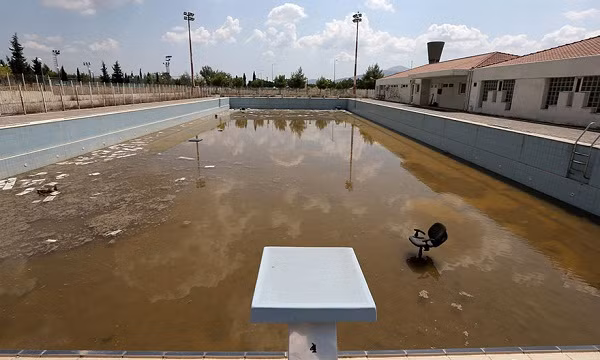 Bể bơi chính bị bỏ hoang sau kỳ Olympic tại Athen.