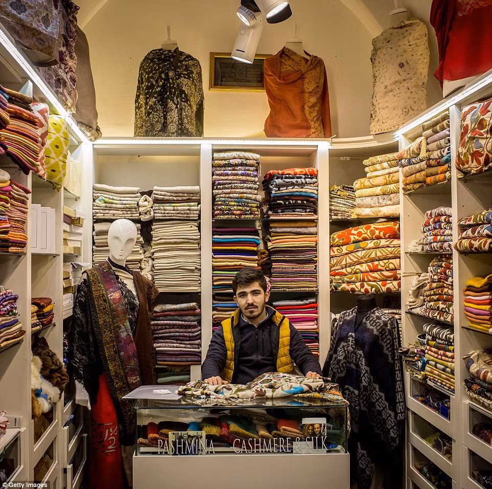 Năm 2014, Grand Bazaar là điểm đến đông khách nhất thế giới, với hơn 91,25 triệu lượt khách trong năm. Gian hàng của Burak Erdogan buôn bán các loại lụa hay vải cashmere.