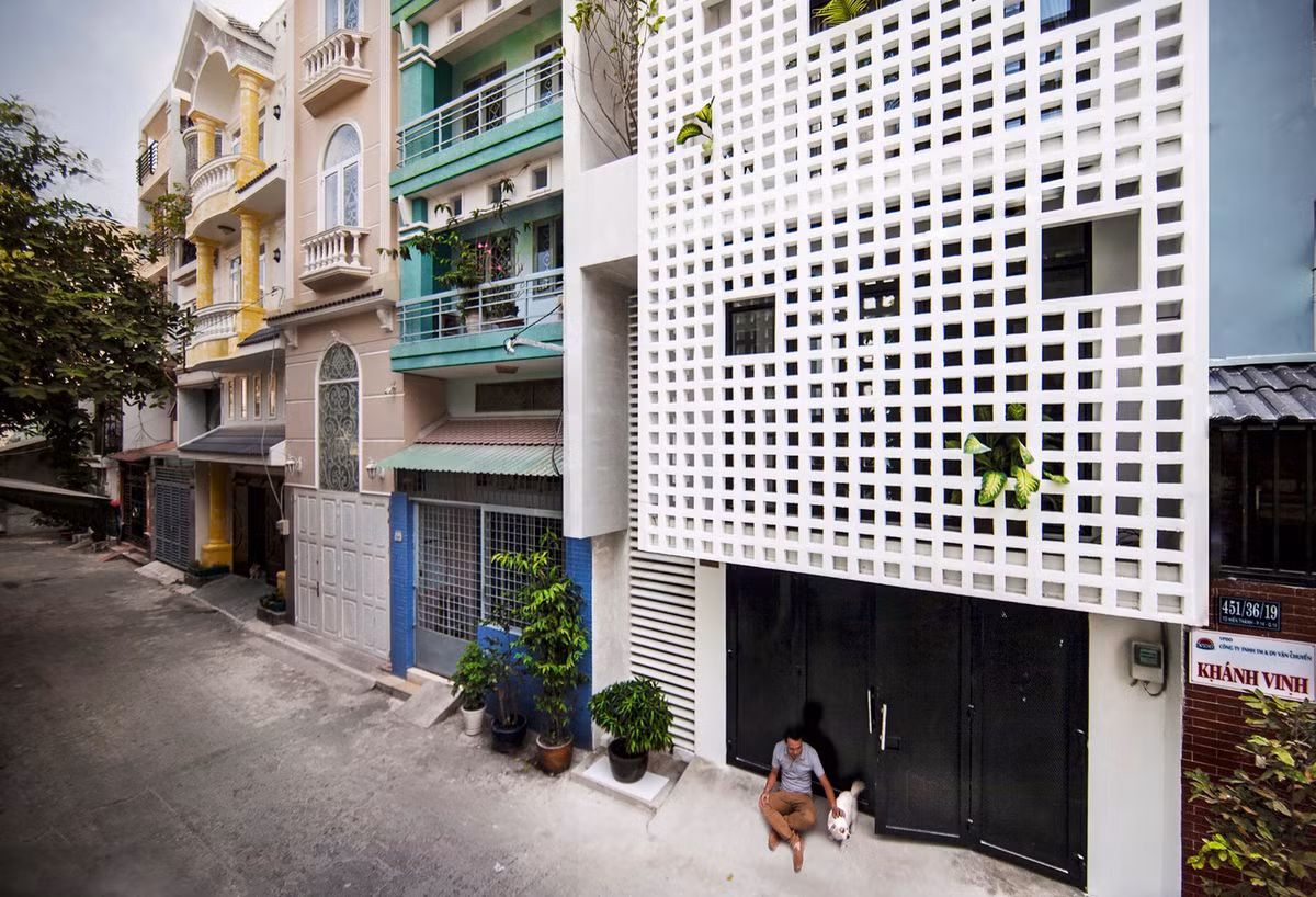 Ngôi nhà đẹp ở Sài Gòn này có tên Q10 House, nằm trong một con hẻm dân cư dày đặc tại khu vực trung tâm của Quận 10, TP HCM.