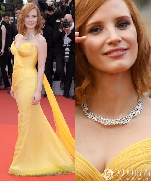 Jessica Chastain, nữ diễn viên đoạt giải Oscar, nổi bật với bộ đầm hạc vàng đuôi cá từ thương hiệu thời trang cao cấp Giorgio Armani Privé. Trong khi vòng đeo cổ ánh bạc đến từ bộ sưu tập trang sức Sunny Side of Life của thương hiệu Piaget.