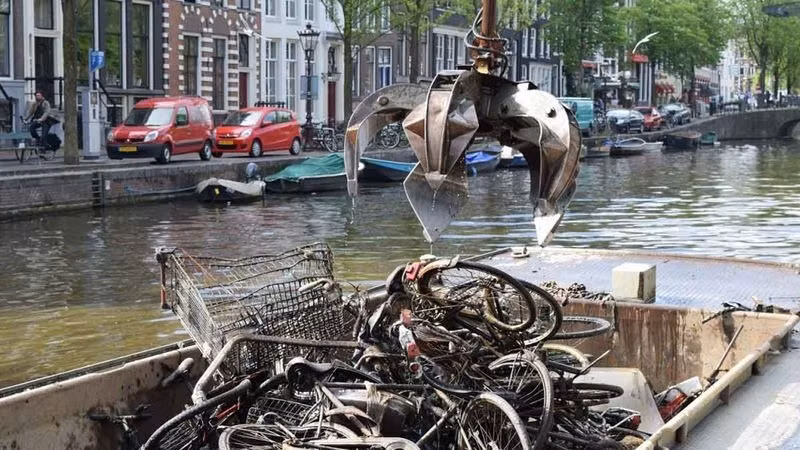 Nghề trục vớt xe đạp không phải là công việc thời vụ ở Amsterdam, mà nó đã trở thành một nghề chính thống và có những nhân viên câu xe đạp chuyên nghiệp.