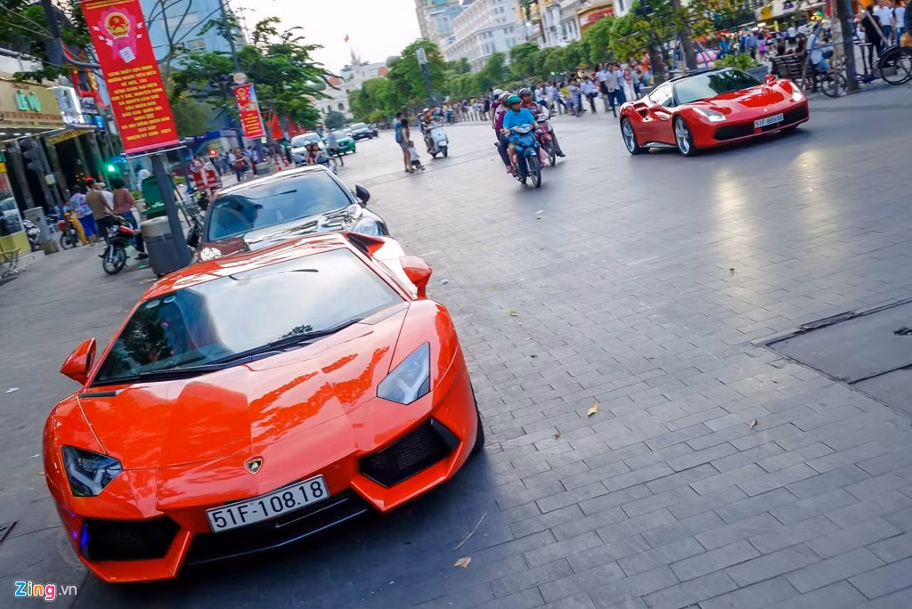 Ferrari 488 GTB và Lamborghini Aventador cùng xuất hiện trong một khung hình.
