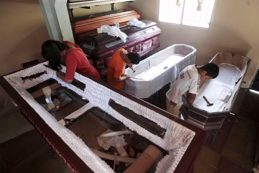 Ngành đóng quan tài ở Jucuapa phát triển đến nỗi một doanh nghiệp không thể đảm nhận hết mọi khâu.