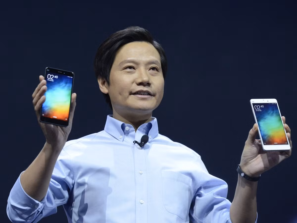 10. Lei Jun (Trung Quốc), tổng tài sản: 14,4 tỷ USD, tuổi: 45: Giống như nhiều tỷ phú Trung Quốc thế kỷ 21, ông Lei Jun kiếm được tài sản 14,4 tỷ USD từ công ty sản xuất điện thoại thông minh Xiaomi của mình. Công ty Xiaomi trở thành nhà cung cấp điện thoại thông minh lớn thứ tư trên thế giới và lớn nhất ở Trung Quốc, trong vòng khoảng ba năm thành lập.