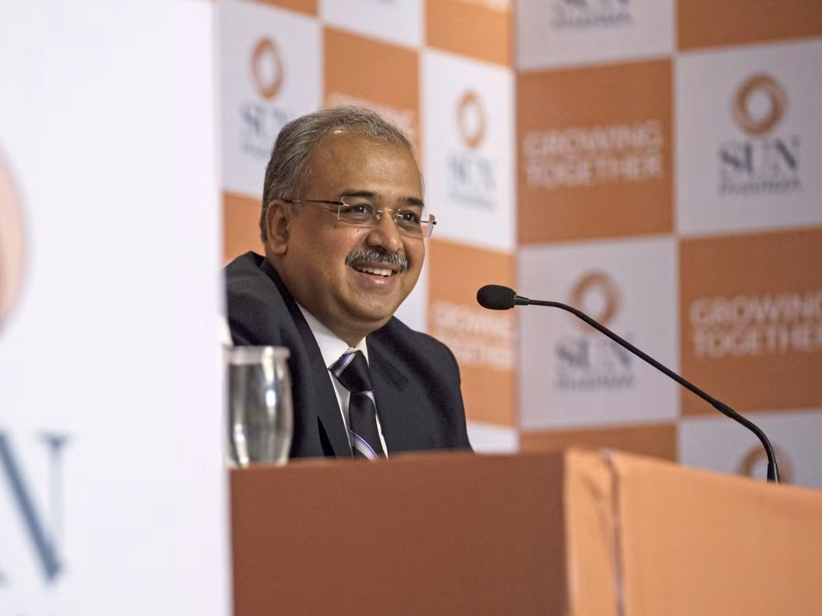 9. Dilip Shanghvi (Ấn Độ), tổng tài sản: 16,4 tỷ USD, tuổi 60: Sau khi tốt nghiệp ĐH năm 1982, Dilip Shanghvi làm việc tại doanh nghiệp thuốc bán buôn của cha mình, nơi mà ông có cơ hội để sản xuất Lithosun, một loại thuốc điều trị rối loạn hưng-trầm cảm. Đó cũng chính là động lực để ông thành lập công ty Sun Pharmaceutical Industries. Đầu năm 2015, Shanghvi trở thành người giàu nhất Ấn Độ sau khi cổ phiếu của công ty tăng mạnh.