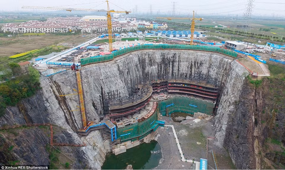 Khách sạn 5 sao InterContinental Shimao được xây dưới chân núi Thiên Môn ở tỉnh Hồ Nam, Trung Quốc, với 19 tầng, bao gồm 2 tầng ngập nước nước.