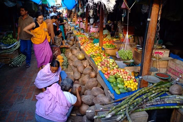Ima Keither, có nghĩa là “Chợ của Mẹ”, nằm ở trung tâm của Thủ đô Imphal, bang Manipur, phía bắc Ấn Độ. Khu chợ có khoảng 5.000 phụ nữ buôn bán, giao thương với hàng nghìn người mua tạo nên sự sầm uất, nhộn nhịp.