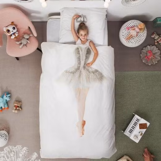 Nếu bé thích múa ba lê, bạn hãy sắm bộ chăn này cho bé.