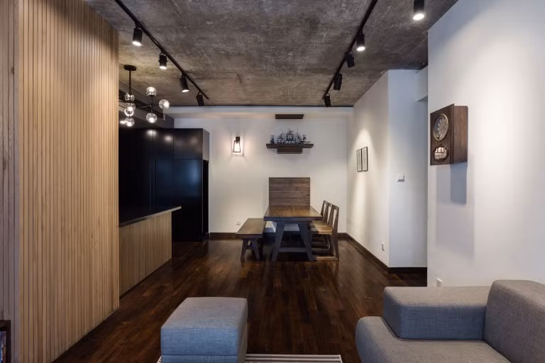 Những chiếc đèn trần giúp tạo cho không gian ấm cúng.