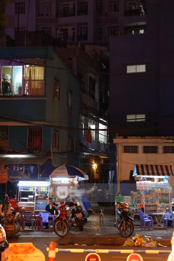Các cửa hàng nhỏ buôn bán tấp nập cả ngày lẫn đêm trước con hẻm đi vào phòng trọ của Phạm Hương. Thế nhưng sau cuộc thi Hoa hậu Hoàn vũ Việt Nam, Phạm Hương đã nhận được một căn hộ cao cấp của nhà tài trợ và chuyển về đó sống từ năm ngoái.