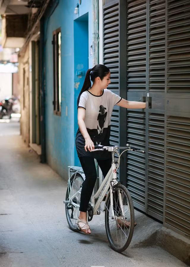  Nhà của Hoa hậu Ngọc Hân nằm ở một con ngõ nhỏ của Hà Nội. Căn nhà tuy giản dị nhưng lại ấm áp bởi tình cảm mến thương của mỗi thành viên trong gia đình dành cho nhau.