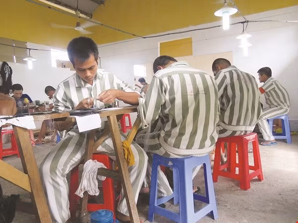 Phạm nhân Kim So Phia bên tổ sản xuất tự quản của mình