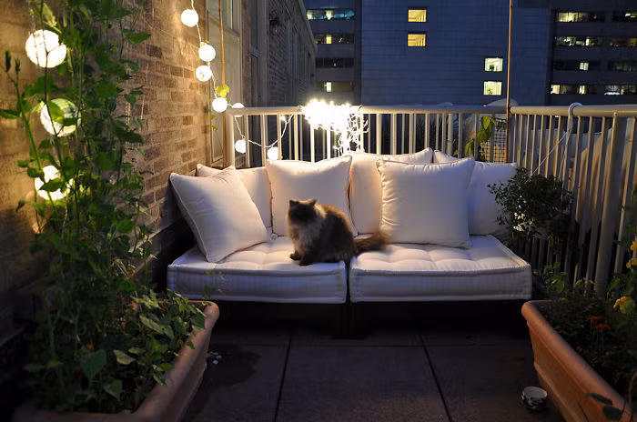 Đôi khi, bạn chỉ cần treo vài chiếc đèn thắp sáng mờ ảo và một chiếc ghế sofa êm ái cũng có thể biến ban công thành nơi thư giãn lý tưởng.