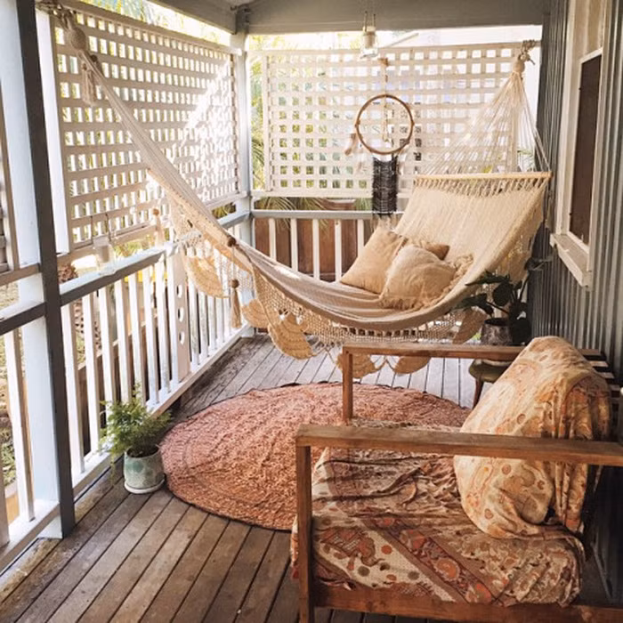 Cách đơn giản để trang trí ban công lãng mạn nhất là thiết kế thêm một chiếc võng xinh xắn và thêm một số chiếc gối êm ái.