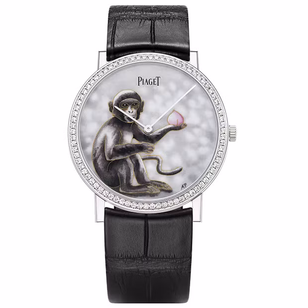 Mừng năm Bính Thân 2016, hãng đồng hồ cao cấp Piaget đã tung ra thiết kế đặc biệt với bề mặt mang hình ảnh chú khỉ đặc trưng văn hóa châu Á. Bề mặt đồng hồ mang tên Piaget Altiplano khắc họa hình chú khỉ đang vui vẻ cầm quả đào, đây là hình ảnh quen thuộc trong chuyện dân gian Trung Hoa cũng như văn hóa Á Đông.