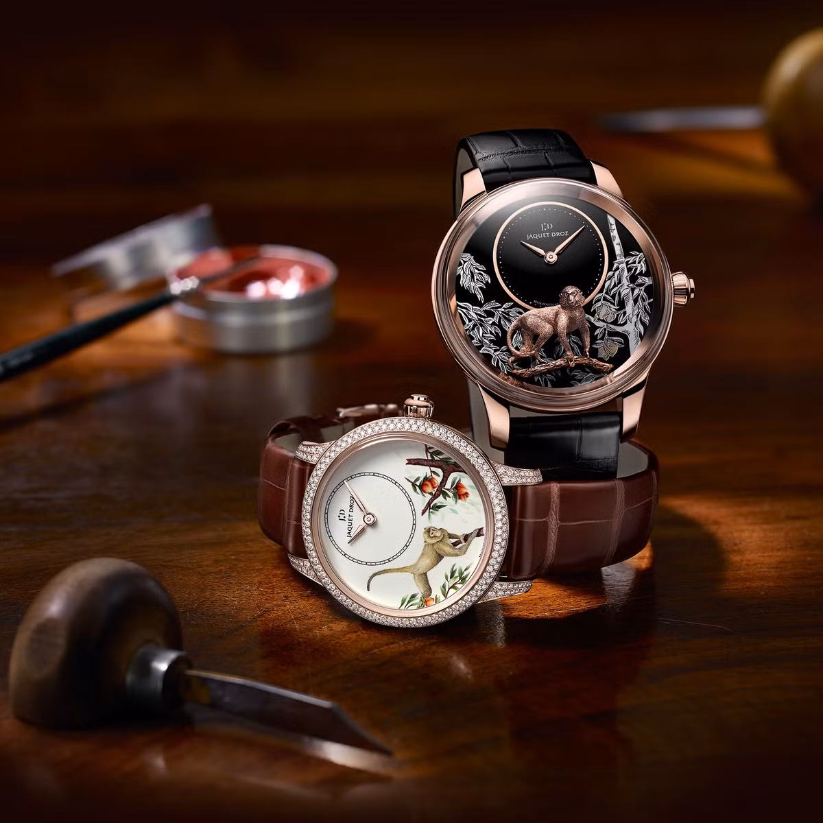 Jaquet Droz: Mẫu đồng hồ sở hữu một mặt số ấn tượng với bề mặt sơn mài đen, đá onyx, vàng và xà cừ. Mặt đồng hồ là hình một chú khỉ được chạm khắc thủ công tinh tế từ vàng hồng. Đồng hồ có giới hạn chế tác 28 chiếc.