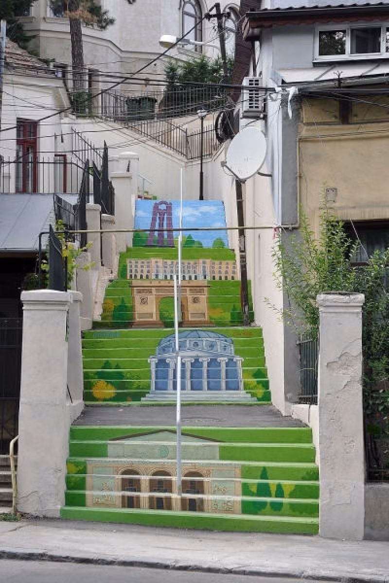 Bậc cầu thang nghệ thuật ở Bucharest, Romania.