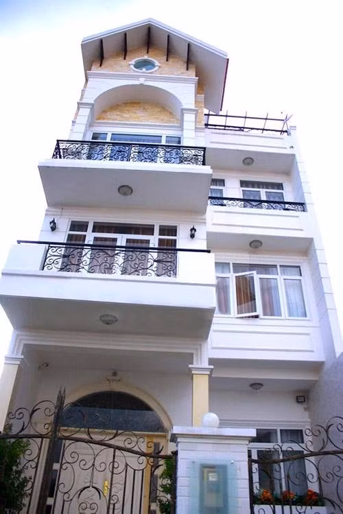 Trong dịp Tết Nguyên Đán 2016, ngôi biệt thự trắng sang trọng tại quận 7, TP HCM của gia đình ca sĩ Đăng Khôi đã bị trộm "viếng thăm", phá két sắt và lấy đi gần 1 tỷ đồng.