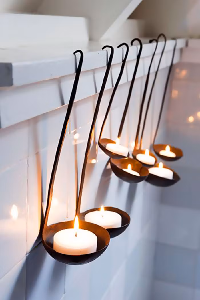 Những chiếc muôi đựng nến để thắp sáng căn phòng.