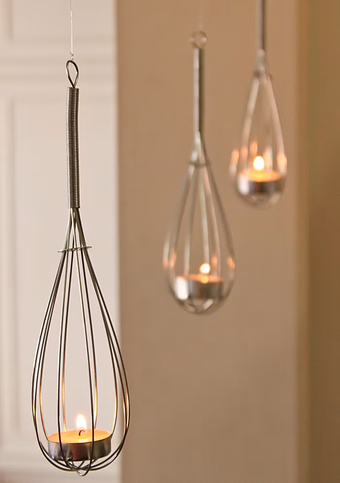 Dụng cụ đánh trứng cũng được tận dụng để trang trí nhà cửa. 