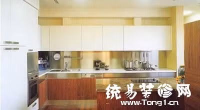 Không gian nhà bếp hiện đại với kệ tủ trắng.