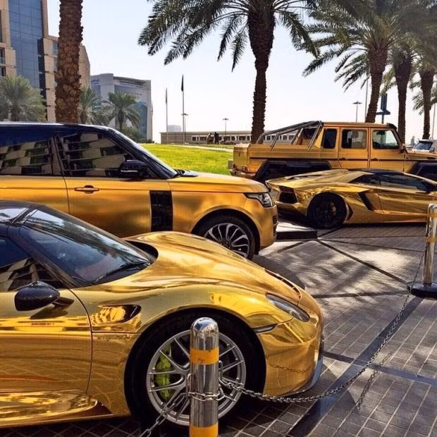 Cũng có niềm đam mê với xe hơi, tỷ phú Ả Rập Saudi Turki bin Abdullah sở hữu 4 chiếc ô tô mạ vàng đắt đỏ.