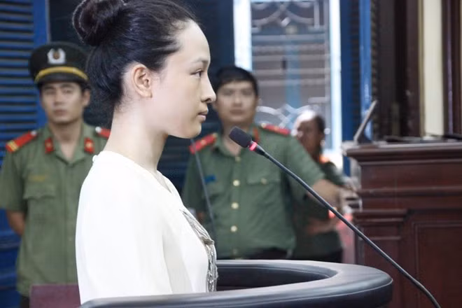 Phương Nga sử dụng Quyền im lặng trong suốt quá trình điều tra và chỉ trả lời khi đứng trước HĐXX. Ảnh: Thăng Long.