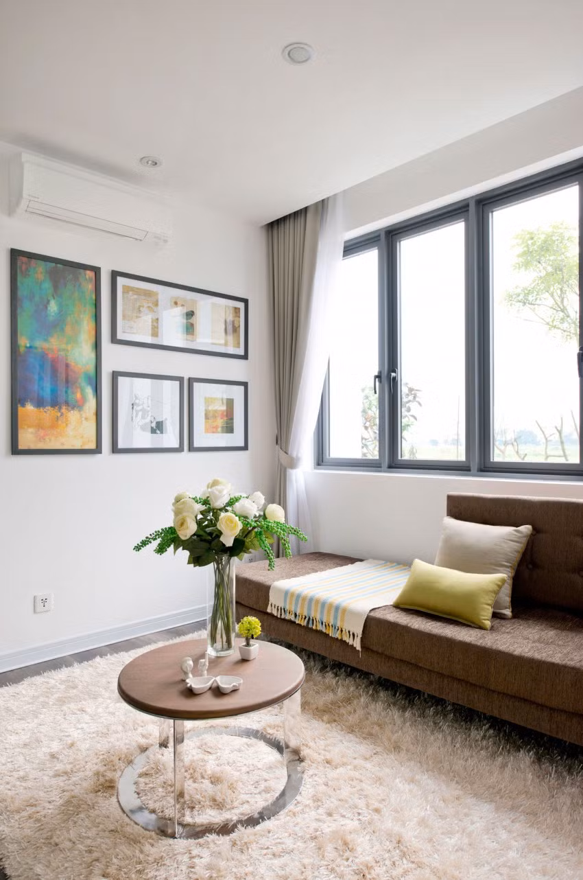 Cửa sổ kính giúp phòng khách luôn tràn ngập ánh sáng.
