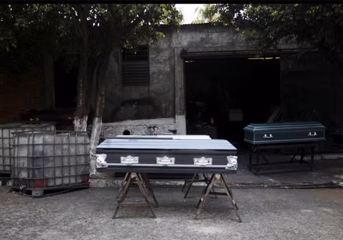 Dịch vụ mai táng và đóng quan tài là những ngành hưởng lợi từ tình trạng bạo lực leo thang ở El Salvador.