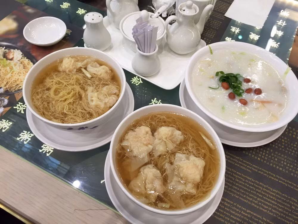 2. Sân bay quốc tế Hong Kong (HKG): Việc ăn tối ở sân bay quốc tế Hong Kong thực sự là một lựa chọn lý tưởng bởi các món ăn được phục vụ ở đây có chất lượng rất cao và đa dạng.