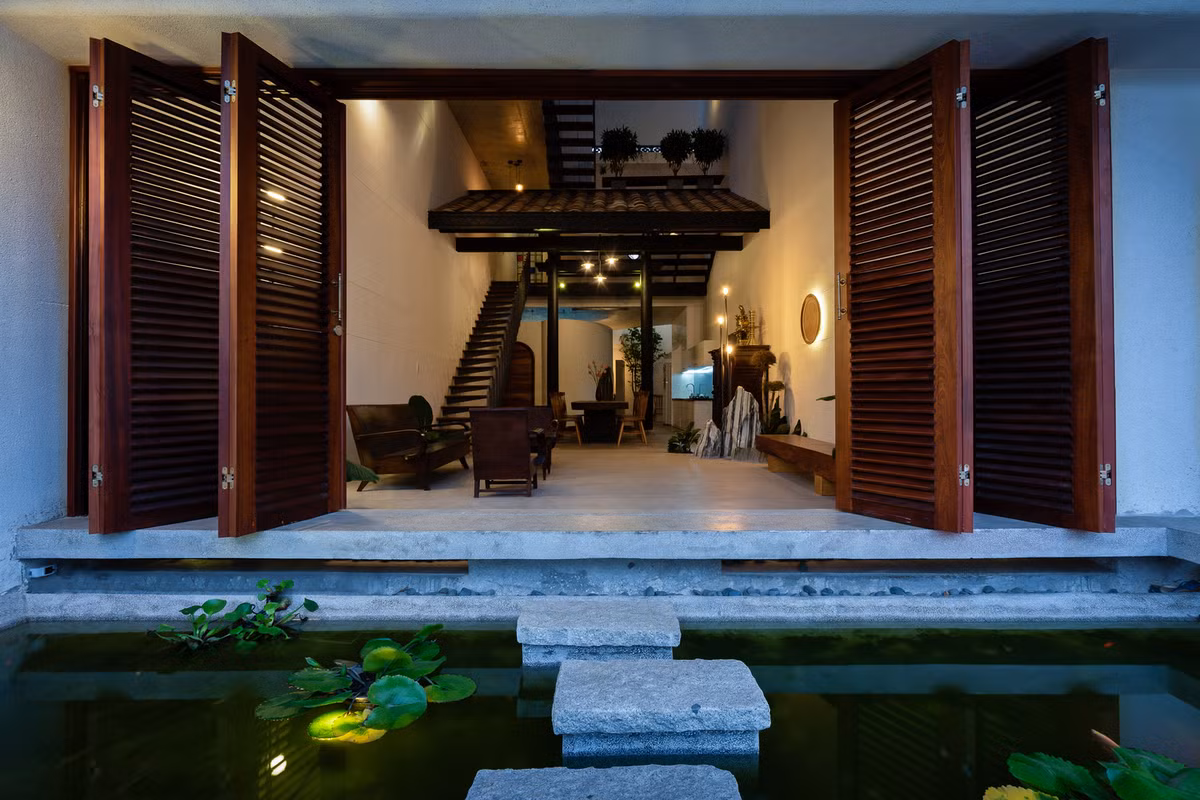 Ngôi nhà độc đáo này là nguồn cảm hứng từ hàng hiên, ngạch cửa, hàng cau trong nhà ở truyền thống Việt.
