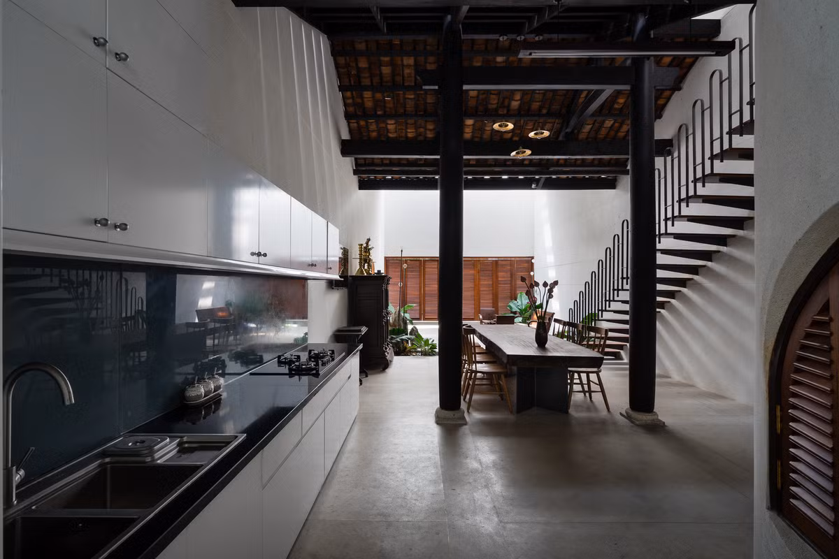 Khu bếp hiện đại và rộng rãi.