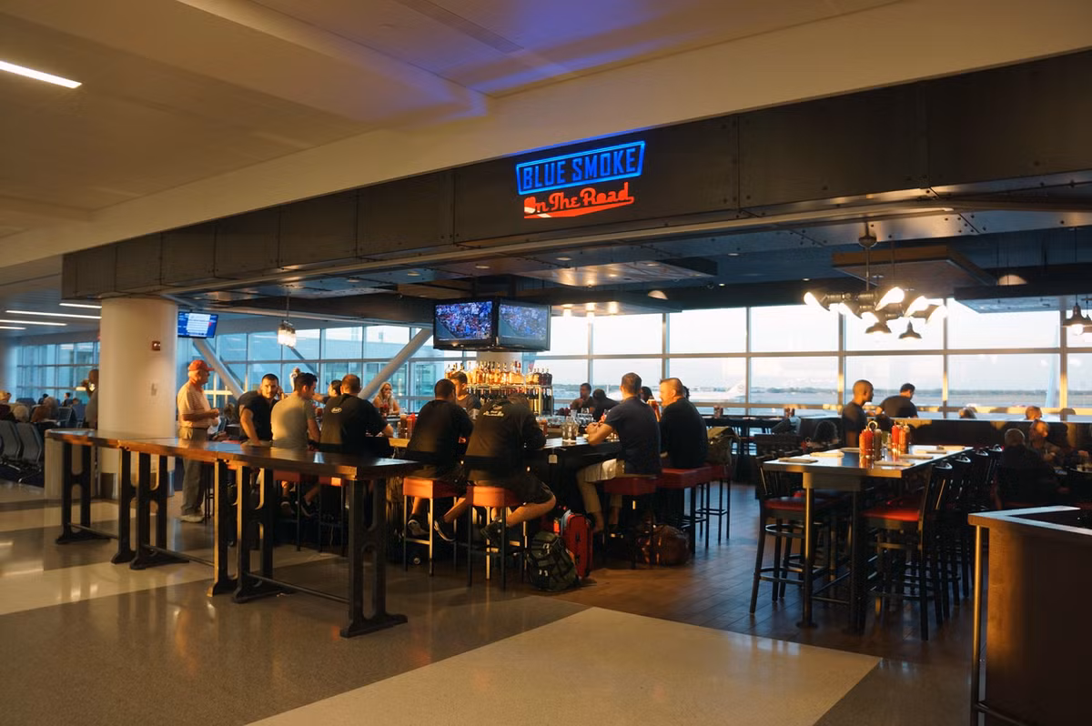 Blue Smoke, sân bay JFK (Mỹ): Quán này thường thu hút nhiều quý ông tới thưởng thúc đồ uống trong lúc chờ chuyến bay.