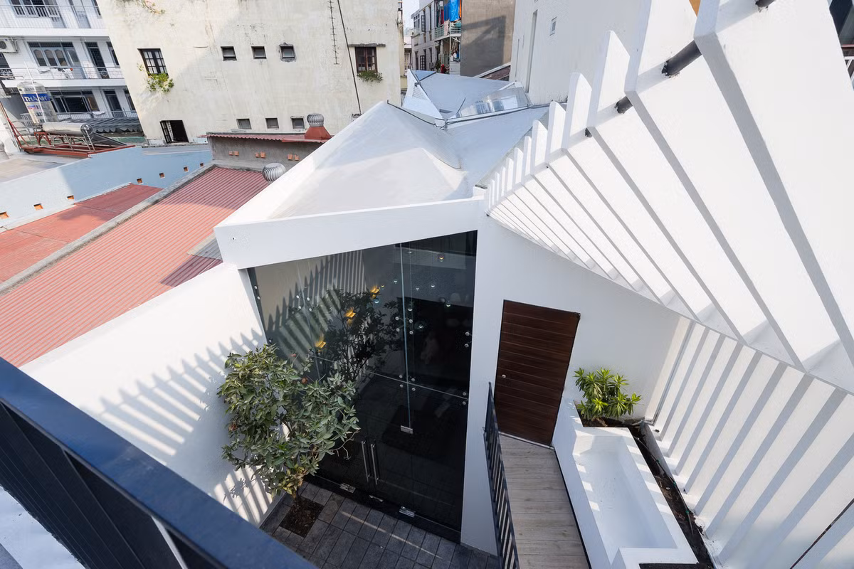 Hệ mái dạng nếp gấp khi kết hợp với lớp lam bê tông không chỉ tạo điểm nhấn ngoại thất cho ngôi nhà mà còn làm nên sự ấn tượng cho không gian nội thất bên trong.