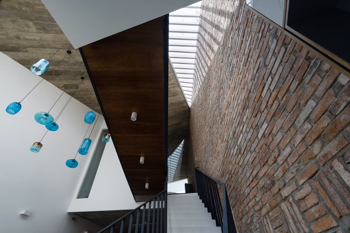 Ngôi nhà 3 Houses do các kiến trúc sư của AD+ Studio thực hiện. Công trình là một không gian sống thoáng, có tính mở và thân thiện với thiên nhiên, môi trường.
