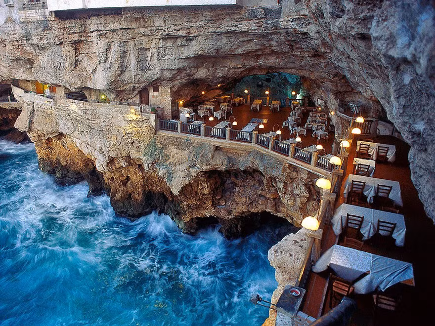  Nhà hàng độc đáo kiêm khách sạn Grotta Palazzese được xây ngay trong lòng hang động đá vôi hình vòm thuộc thị trấn Polignano a Mare, miền nam Italy.
