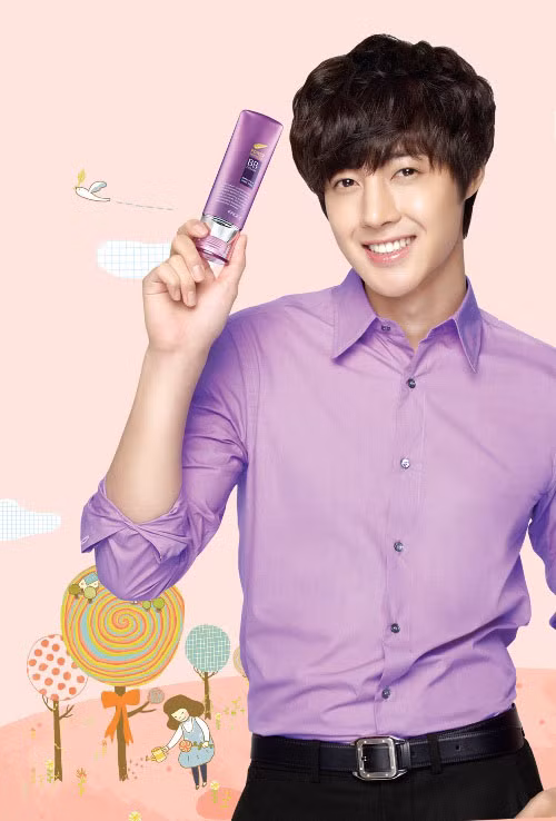 Kim Hyun Joong điển trai trong một quảng cáo mỹ phẩm.