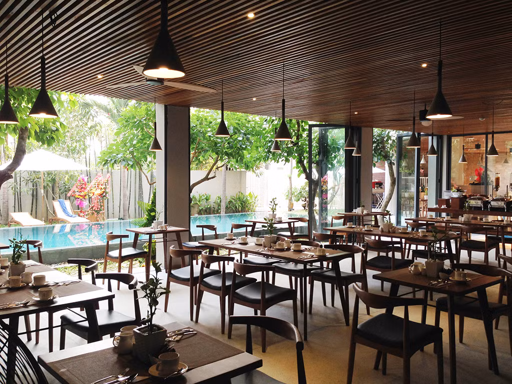 Khách sạn gồm 48 phòng nghỉ với các loại dịch vụ du lịch như nhà hàng và quán cà phê, trung tâm chăm sóc sức khỏe với spa, massage chân, phòng tập thể dục và hồ bơi.