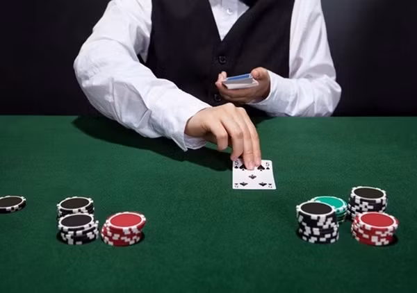 7. Nhân viên chia bài tại casino: Công việc đòi hỏi người làm phải đứng trong nhiều giờ liền và mức lương được trả cũng chỉ vào khoảng 10,04 USD/giờ.