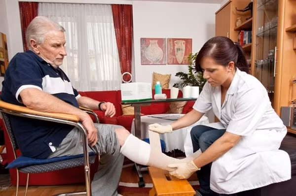 9. Nhân viên chăm sóc sức khỏe cá nhân: Công việc của nhân viên chăm sóc sức khỏe cá nhân là giúp đỡ các bệnh nhân trong việc ăn uống, tắm rửa, thay quần áo và uống thuốc. Công việc này đòi hỏi rất nhiều tinh thần trách nhiệm, tuy nhiên lại có thu nhập vô cùng thấp, khoảng 10,09 USD/giờ.