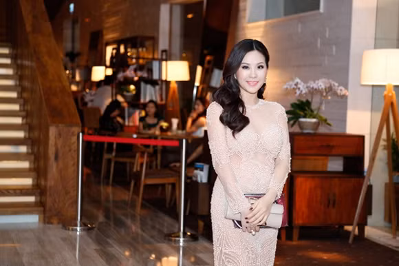 Hoa hậu diện chiếc váy cầu kì này được đính hàng nghìn viên đá pha lê và nhiều viên ngọc trai lấp lánh. Giá trị của chiếc váy này lên đến 2.000 USD và được chính NTK Công Trí lựa chọn thiết kế. Kết hợp với bộ váy xinh đẹp này là chiếc ví cầm tay sang trọng cùng đôi giày hiệu lấp lánh cùng tông màu.